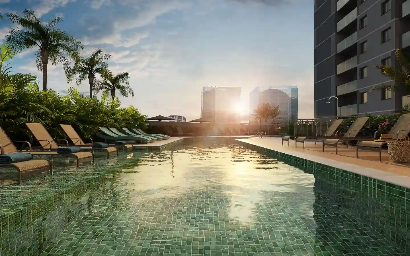 Piscina ao pôr do sol em um hotel de luxo na cidade, com espreguiçadeiras e jardim de coqueiros ao redor, criando um ambiente relaxante e sofisticado.